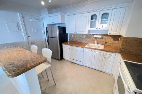 Copropriété à vendre à Surfside, Floride: 2 chambres, 102.19 m2 № 2087776 - photo 12