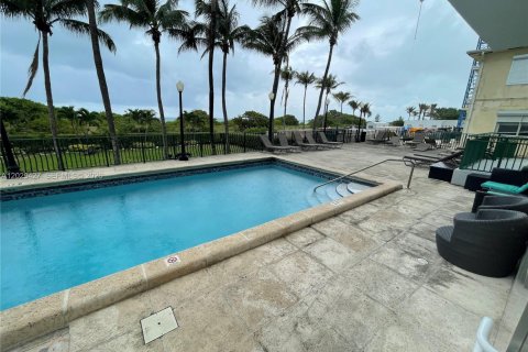 Copropriété à vendre à Surfside, Floride: 2 chambres, 102.19 m2 № 2087776 - photo 28