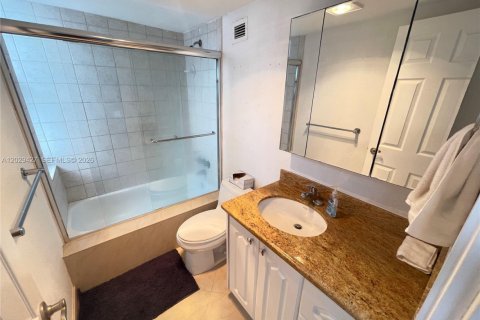 Copropriété à vendre à Surfside, Floride: 2 chambres, 102.19 m2 № 2087776 - photo 18