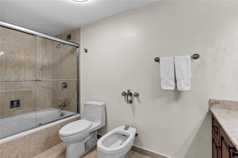 Condominio en venta en Miami, Florida, 2 dormitorios, 181.16 m2 № 2075807 - foto 26