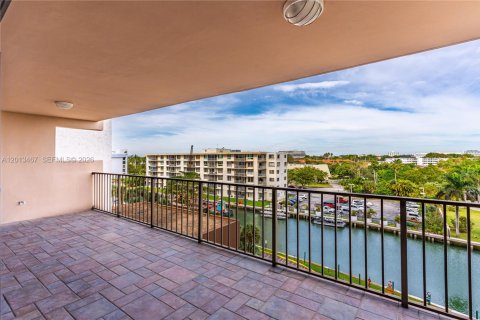 Condominio en venta en Miami, Florida, 2 dormitorios, 181.16 m2 № 2075807 - foto 29