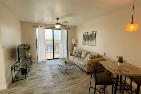 Condo in Lake Worth, Florida, 1 bedroom  № 1730638 - photo 11