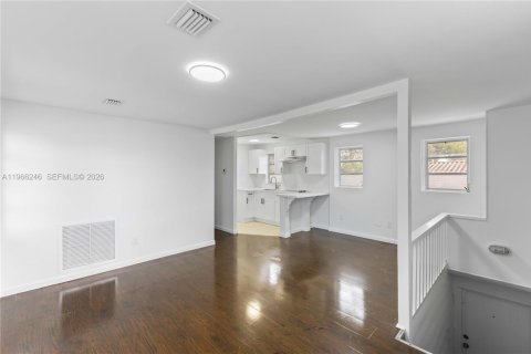 House in Miami, Florida 1 bedroom, 48.87 sq.m. № 2028203 - photo 4