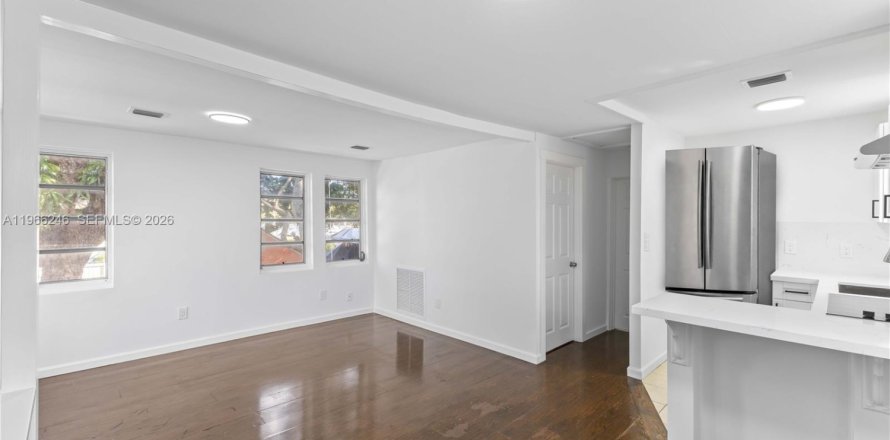 House in Miami, Florida 1 bedroom, 48.87 sq.m. № 2028203