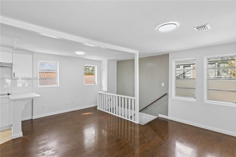 House in Miami, Florida 1 bedroom, 48.87 sq.m. № 2028203 - photo 2