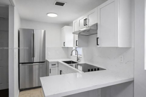 House in Miami, Florida 1 bedroom, 48.87 sq.m. № 2028203 - photo 5