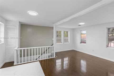 House in Miami, Florida 1 bedroom, 48.87 sq.m. № 2028203 - photo 3