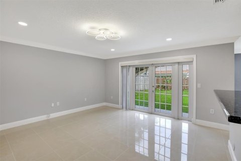 House in Sunrise, Florida 4 bedrooms, 215.9 sq.m. № 2085267 - photo 9
