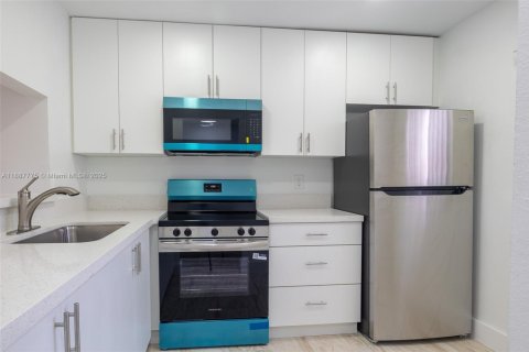 Copropriété à louer à Miami, Floride: 2 chambres, 74.32 m2 № 1944270 - photo 1