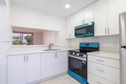 Copropriété à louer à Miami, Floride: 2 chambres, 74.32 m2 № 1944270 - photo 3