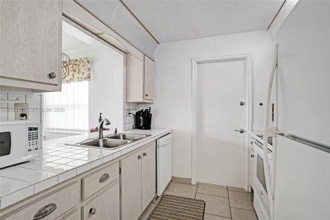 House in Boynton Beach, Florida 2 bedrooms, 100.33 sq.m. № 2033595 - photo 17