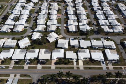 House in Boynton Beach, Florida 2 bedrooms, 100.33 sq.m. № 2033595 - photo 6