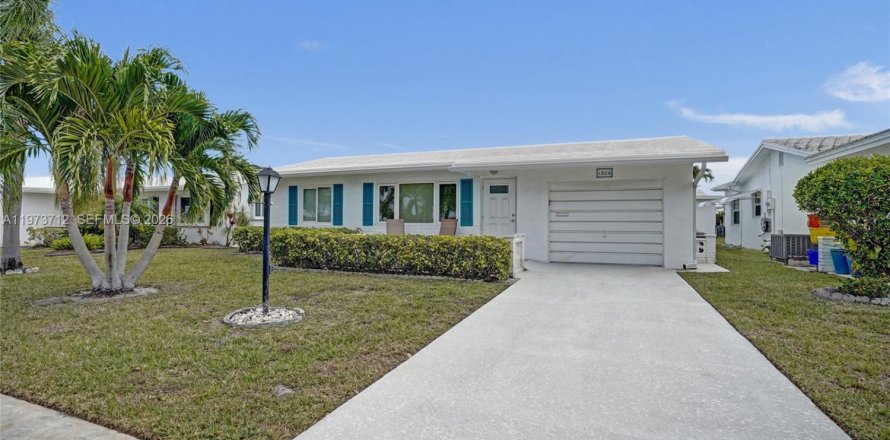 House in Boynton Beach, Florida 2 bedrooms, 100.33 sq.m. № 2033595