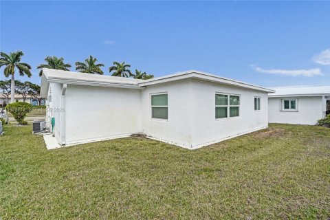 House in Boynton Beach, Florida 2 bedrooms, 100.33 sq.m. № 2033595 - photo 7