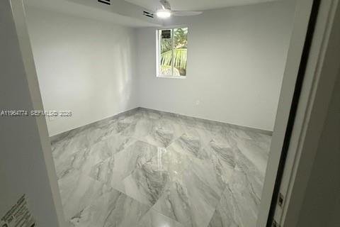 Commercial property in Miami, Florida № 2026078 - photo 15