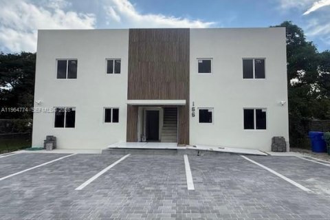 Commercial property in Miami, Florida № 2026078