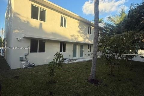 Commercial property in Miami, Florida № 2026078 - photo 2