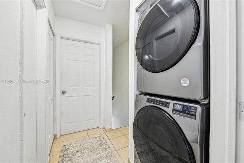 Touwnhouse à vendre à Miami, Floride: 2 chambres, 92.9 m2 № 1895923 - photo 22