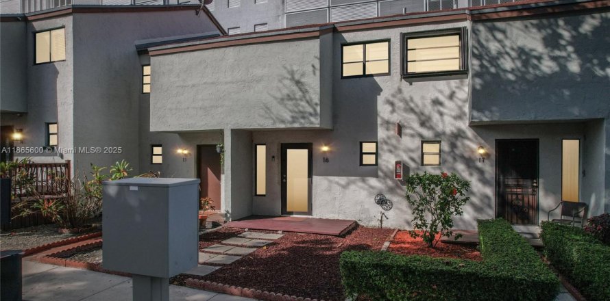 Townhouse in Miami, Florida 2 bedrooms, 92.9 sq.m. № 1895923