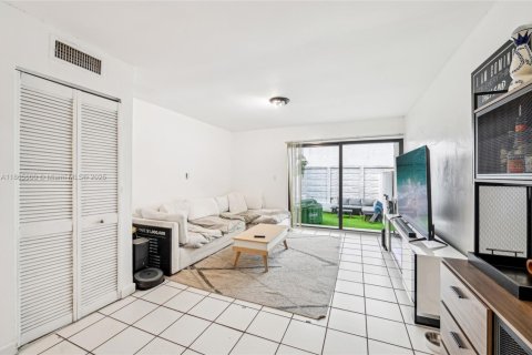 Touwnhouse à vendre à Miami, Floride: 2 chambres, 92.9 m2 № 1895923 - photo 14