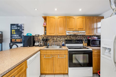 Touwnhouse à vendre à Miami, Floride: 2 chambres, 92.9 m2 № 1895923 - photo 18