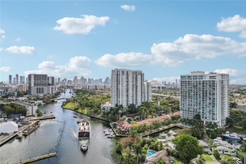 Touwnhouse à vendre à Miami, Floride: 2 chambres, 92.9 m2 № 1895923 - photo 2