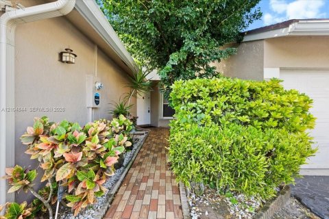 Touwnhouse à vendre à Deerfield Beach, Floride: 2 chambres, 121.52 m2 № 2414614 - photo 2