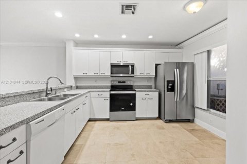 Touwnhouse à vendre à Deerfield Beach, Floride: 2 chambres, 121.52 m2 № 2414614 - photo 3
