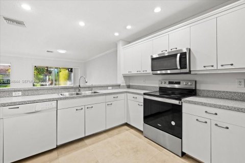 Touwnhouse à vendre à Deerfield Beach, Floride: 2 chambres, 121.52 m2 № 2414614 - photo 5