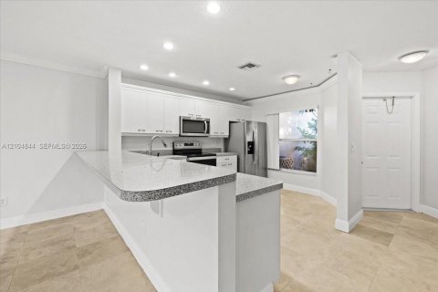 Touwnhouse à vendre à Deerfield Beach, Floride: 2 chambres, 121.52 m2 № 2414614 - photo 7