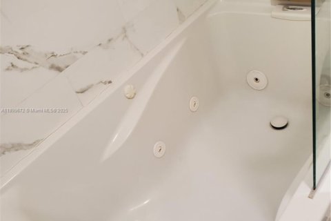 Condo in Sunny Isles Beach, Florida, 1 bedroom  № 2059707 - photo 10