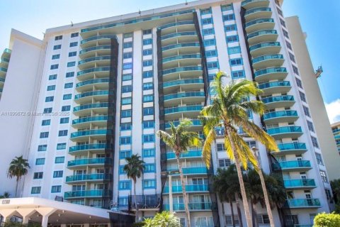 Condo in Sunny Isles Beach, Florida, 1 bedroom  № 2059707 - photo 15