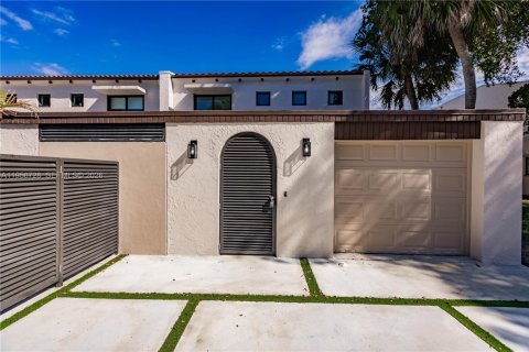 Adosado en Miami Lakes, Florida 4 dormitorios, 162.21 m2 № 2010650