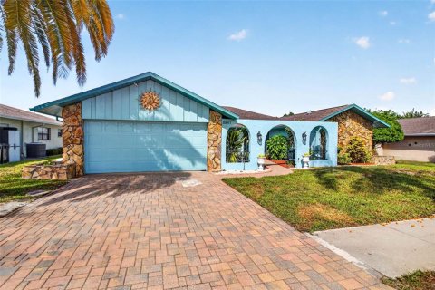 Casa en Port Richey, Florida 3 dormitorios, 188.87 m2 № 2379450