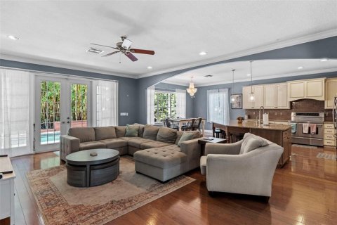House in Tampa, Florida 5 bedrooms, 379.04 sq.m. № 2236260 - photo 2