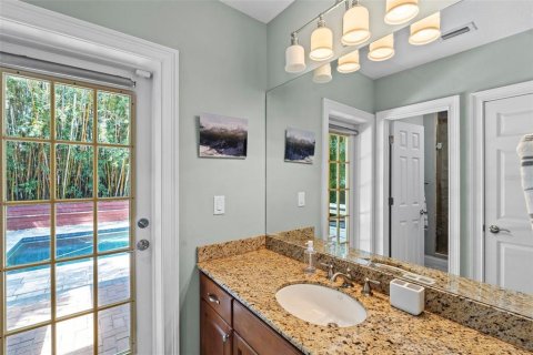 House in Tampa, Florida 5 bedrooms, 379.04 sq.m. № 2236260 - photo 25