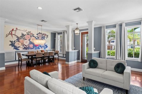 House in Tampa, Florida 5 bedrooms, 379.04 sq.m. № 2236260 - photo 10