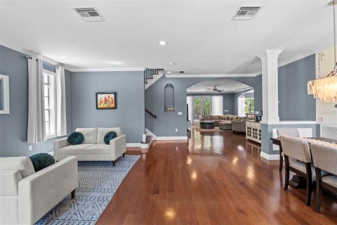 House in Tampa, Florida 5 bedrooms, 379.04 sq.m. № 2236260 - photo 6