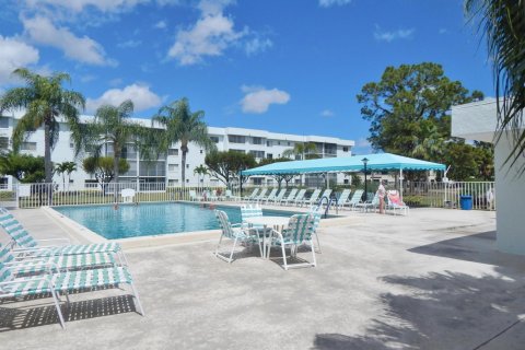 Condo in Lake Worth, Florida, 2 bedrooms  № 2182922 - photo 2