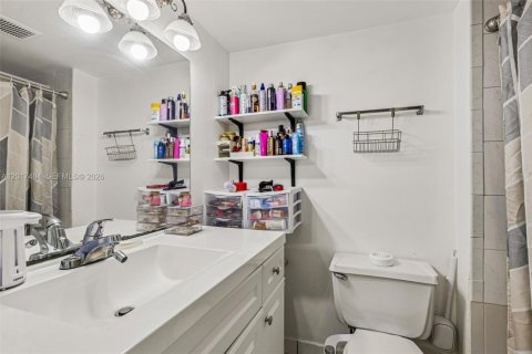 Condo in Doral, Florida, 2 bedrooms  № 2186069 - photo 19