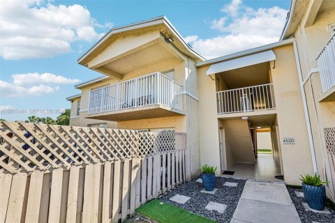 Condo in Doral, Florida, 2 bedrooms  № 2186069