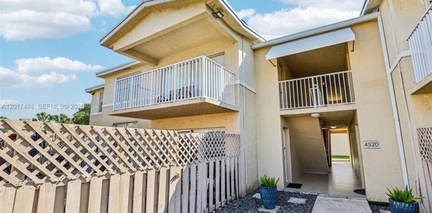 Condo in Doral, Florida, 2 bedrooms  № 2186069