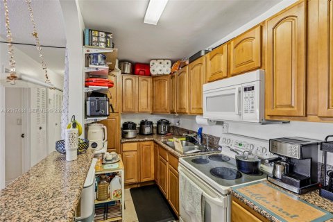 Condo in Doral, Florida, 2 bedrooms  № 2186069 - photo 11