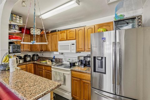 Condo in Doral, Florida, 2 bedrooms  № 2186069 - photo 10