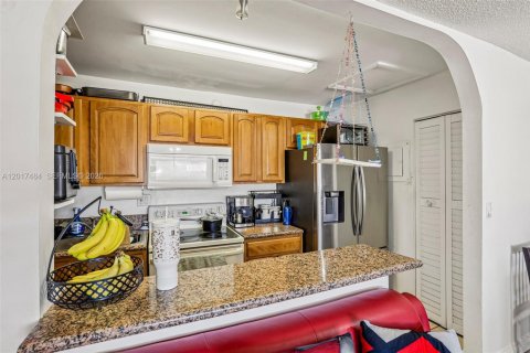 Condo in Doral, Florida, 2 bedrooms  № 2186069 - photo 12