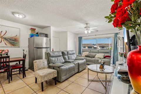 Condo in Doral, Florida, 2 bedrooms  № 2186069 - photo 8