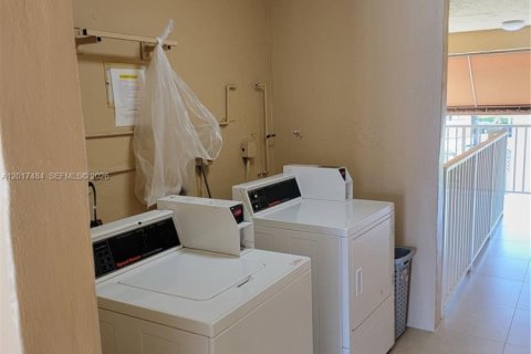 Condo in Doral, Florida, 2 bedrooms  № 2186069 - photo 28