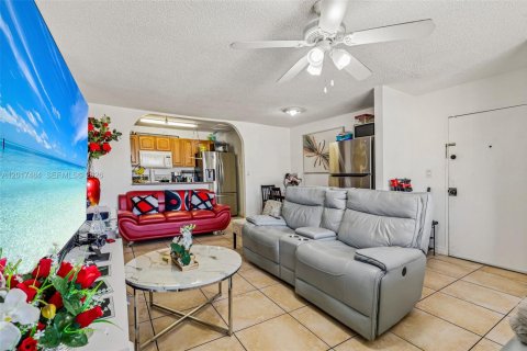 Condo in Doral, Florida, 2 bedrooms  № 2186069 - photo 7