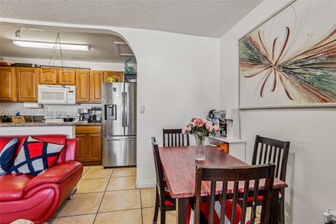 Condo in Doral, Florida, 2 bedrooms  № 2186069 - photo 13