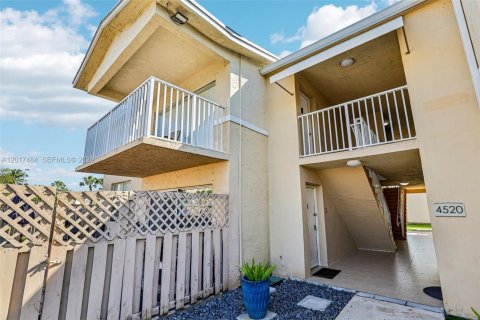 Condo in Doral, Florida, 2 bedrooms  № 2186069 - photo 2